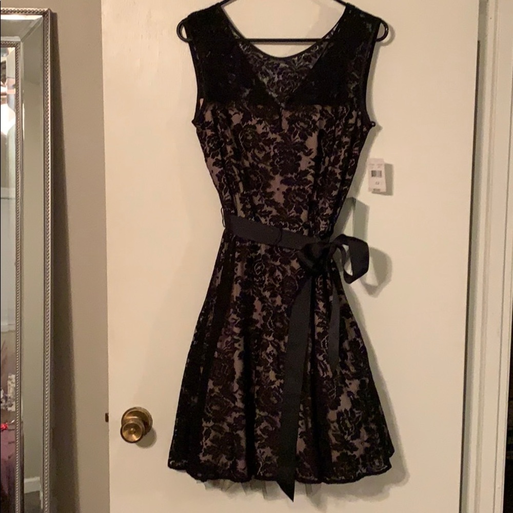 Lace sleeveless dress with bow